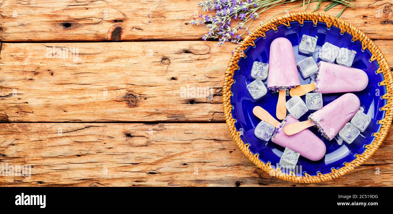 Dessert d'été, glace avec lavender.Organic glaces en fleurs Banque D'Images