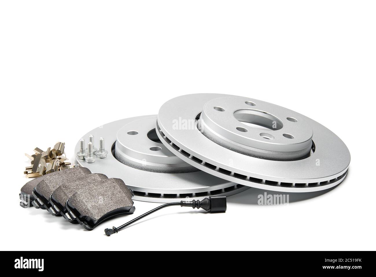 jeu de disques et plaquettes de frein flambant neuf pour voiture. isolé sur blanc avec espace de copie. Banque D'Images