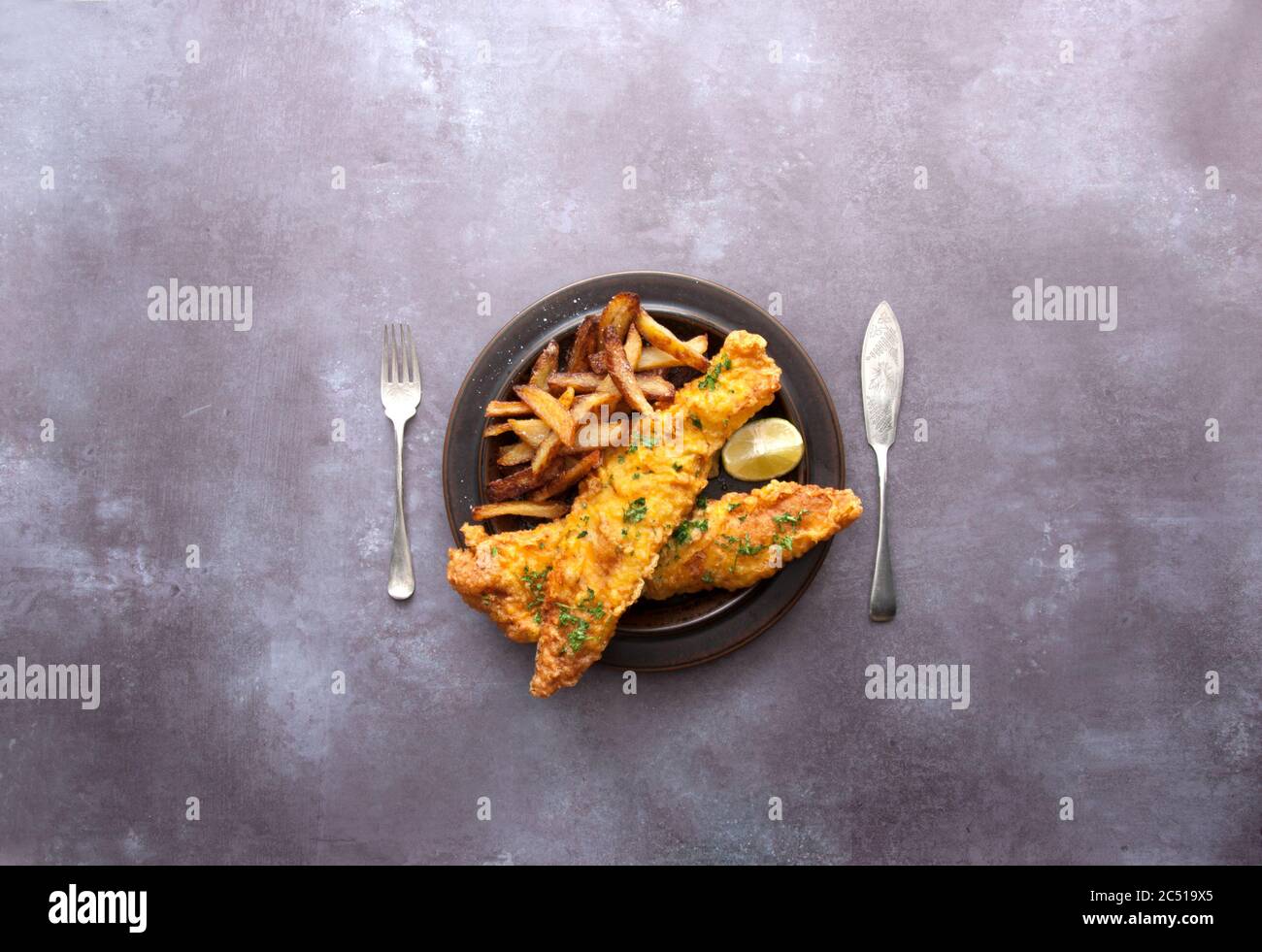 Poisson frit dans une pâte avec des frites coupées à la main Banque D'Images