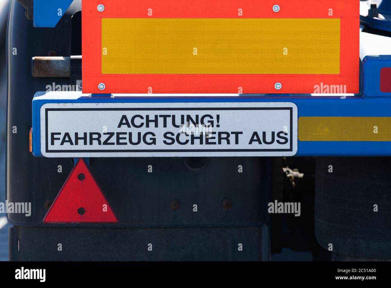 Panneau à l'arrière d'un véhicule lourd , attention le véhicule est en train de se retirer Banque D'Images