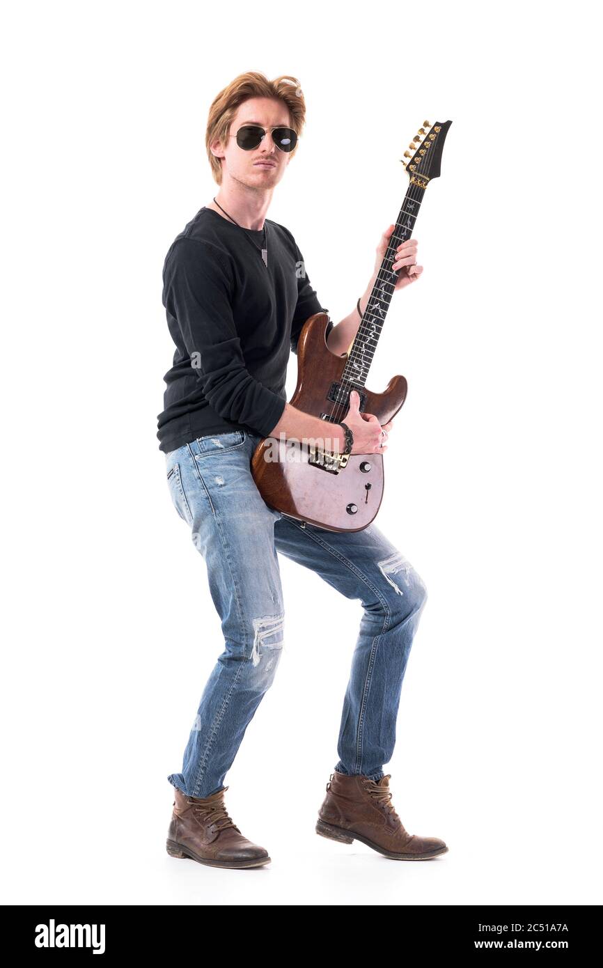 Vue latérale d'un musicien de rock élégant et plein d'assurance jouant de  la guitare électrique. Portrait sur toute la longueur isolé sur fond blanc  Photo Stock - Alamy