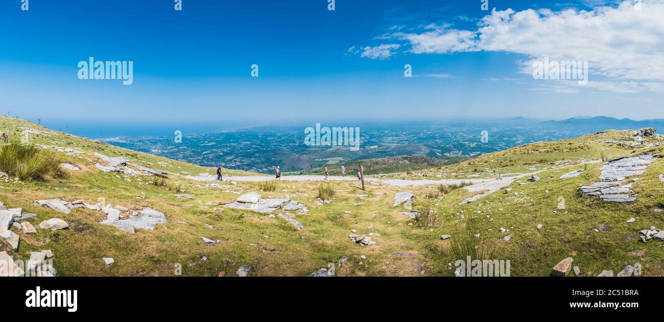 Panorama de la montagne de la Rhune dans les Pyrénées atlantiques en France Banque D'Images