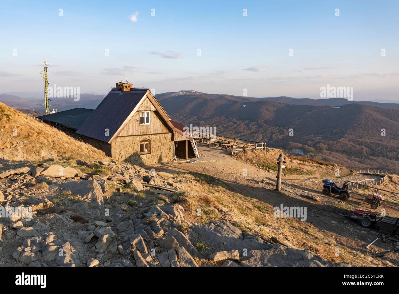 28 avril 2020. Départ du refuge de montagne 'Chatka Puchatka' (cabane de Puchatka) sur Polonina Wetlinska avant sa démolition. Bieszczady, Pologne Banque D'Images