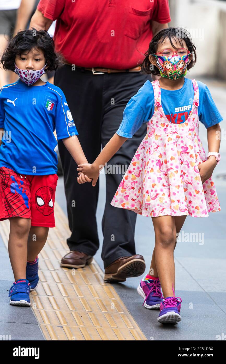 Jeunes filles portant un masque facial pendant la pandémie de Covid 19, Bangkok, Thaïlande Banque D'Images