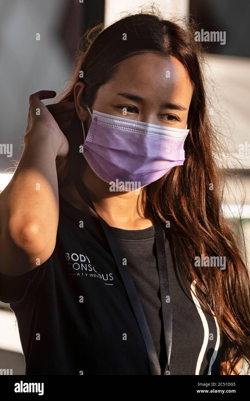 Fille portant un masque facial pendant la pandémie de Covid 19, Bangkok, Thaïlande Banque D'Images