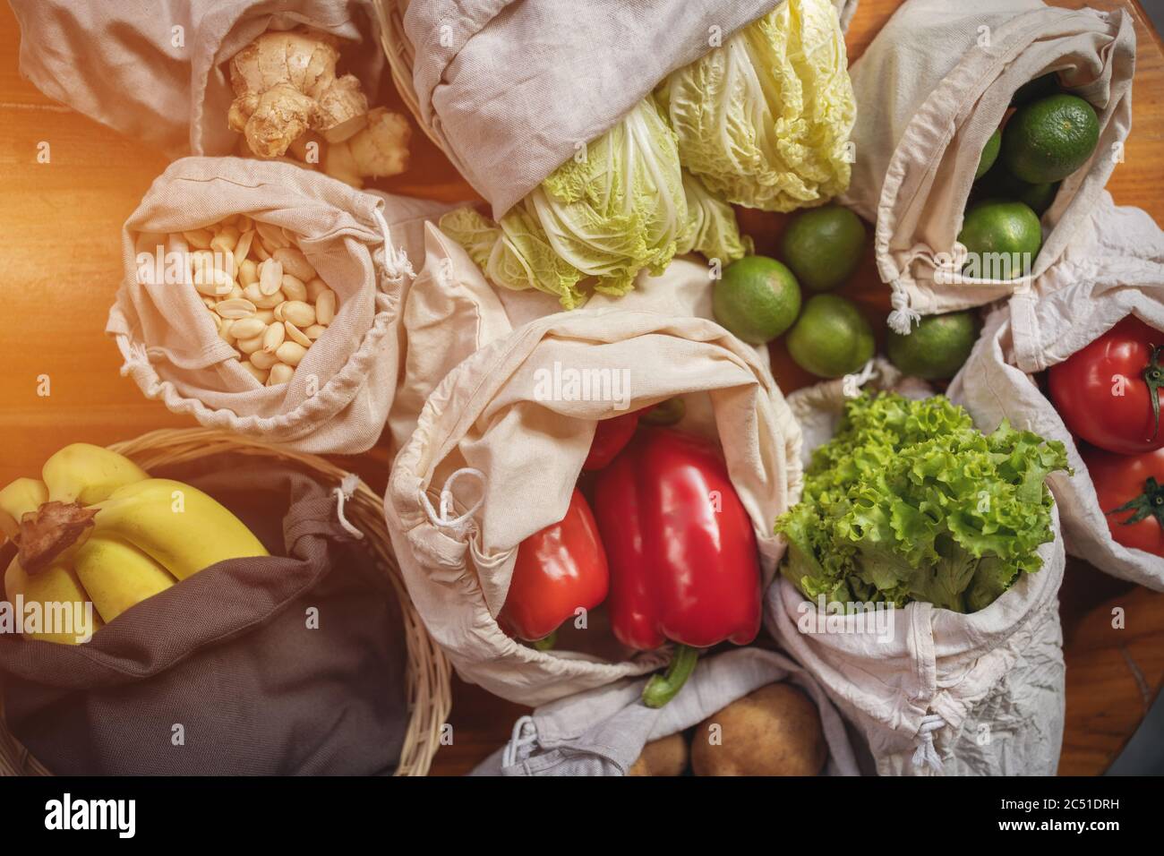 ensemble de sacs à provisions en coton réutilisables et sans déchets pour les aliments Banque D'Images