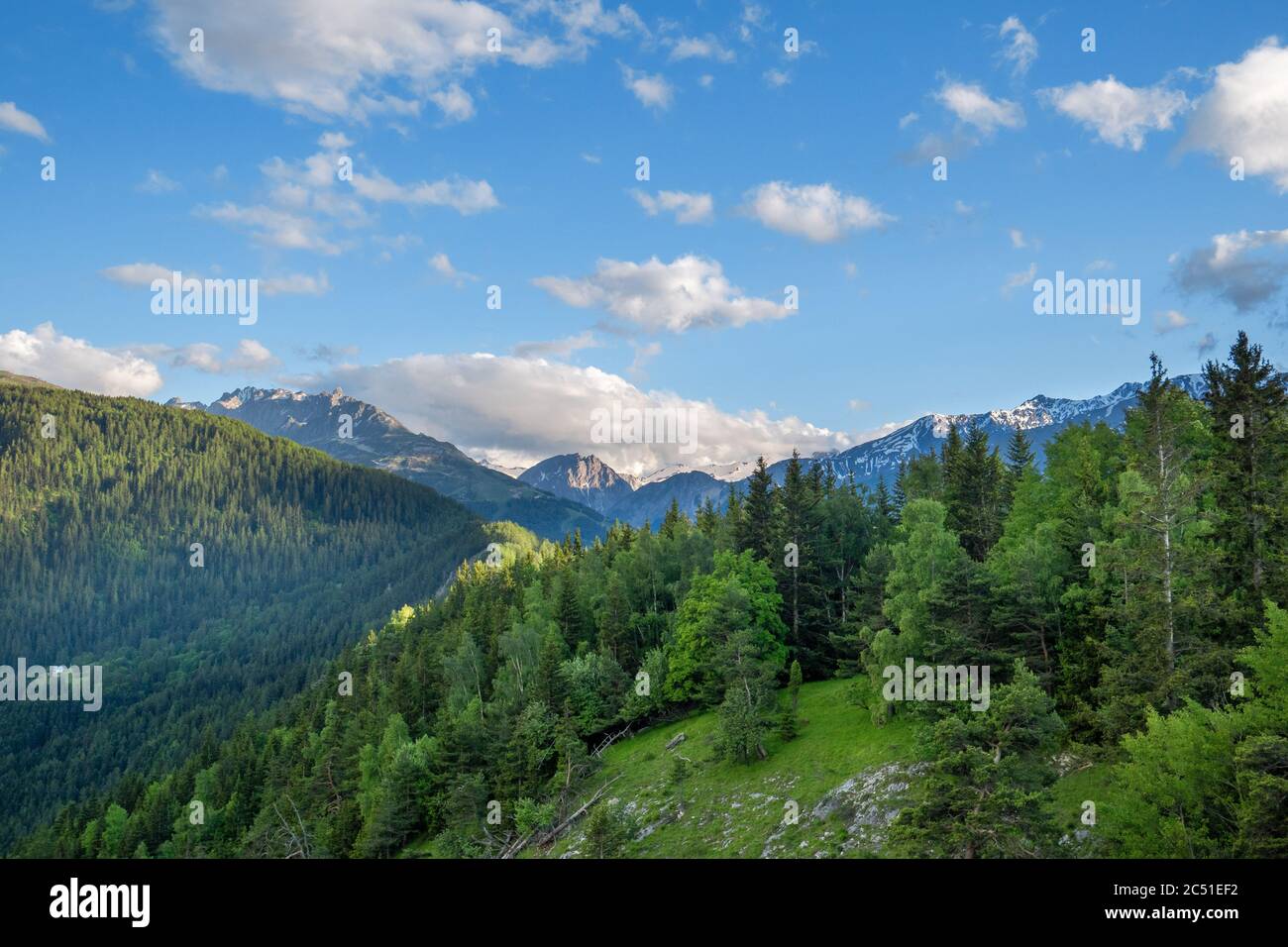 Vue sur la vallée de la Maurienne, les montagnes des Alpes françaises Banque D'Images