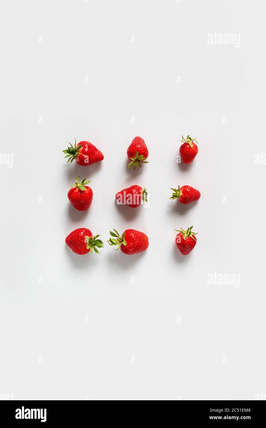 Vue de dessus de fond avec des baies de fraise bio et savoureuses cadre sur un fond blanc Banque D'Images
