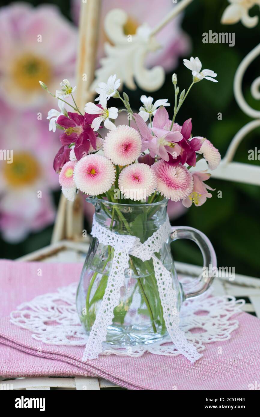 bouquet de fleurs de printemps en rose et violet dans un vase en verre Banque D'Images