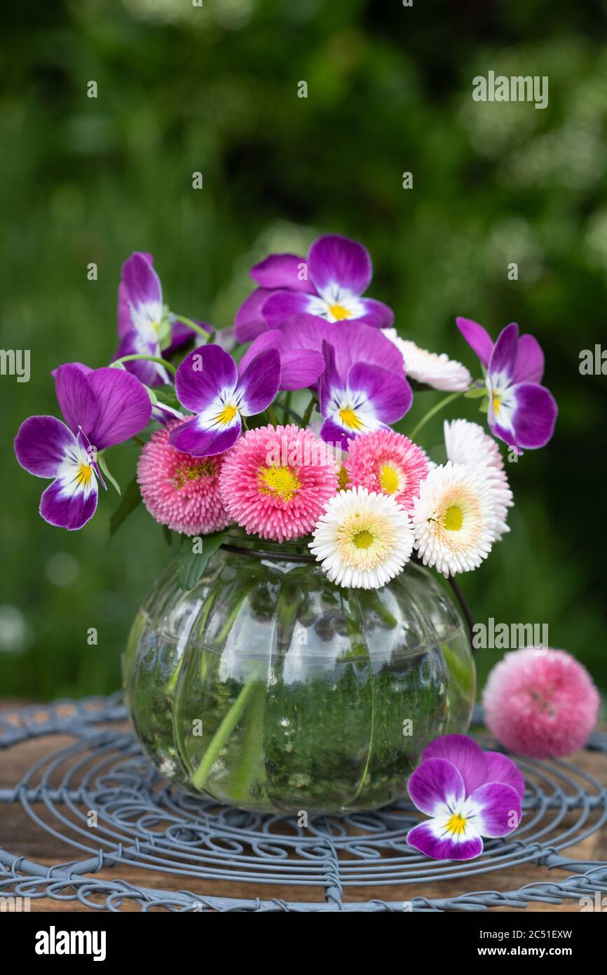 bouquet de fleurs de printemps en rose et violet dans un vase en verre Banque D'Images
