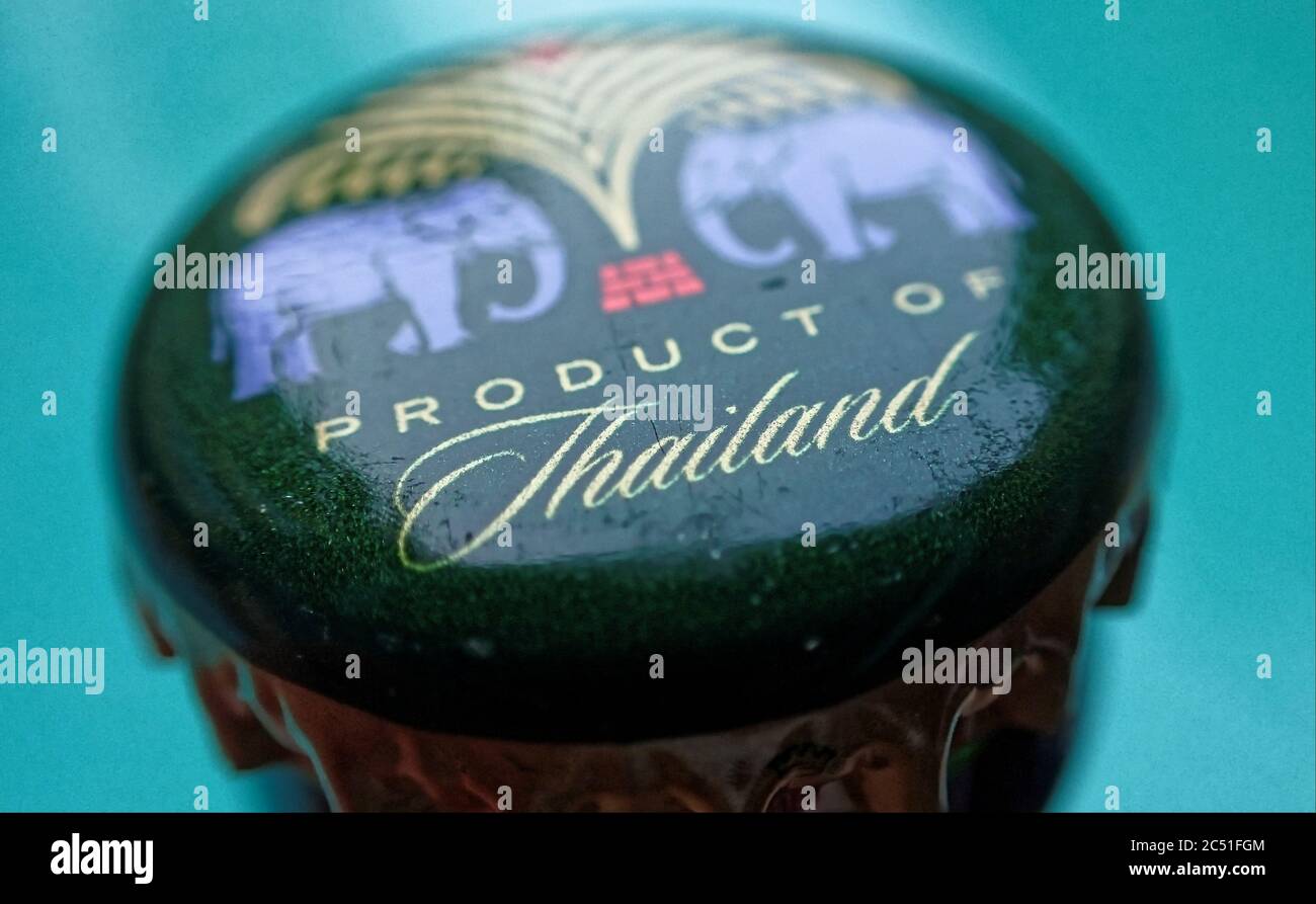 Vue rapprochée d'une casquette de bière Chang vert foncé et or avec le « produit de la Thaïlande » Banque D'Images