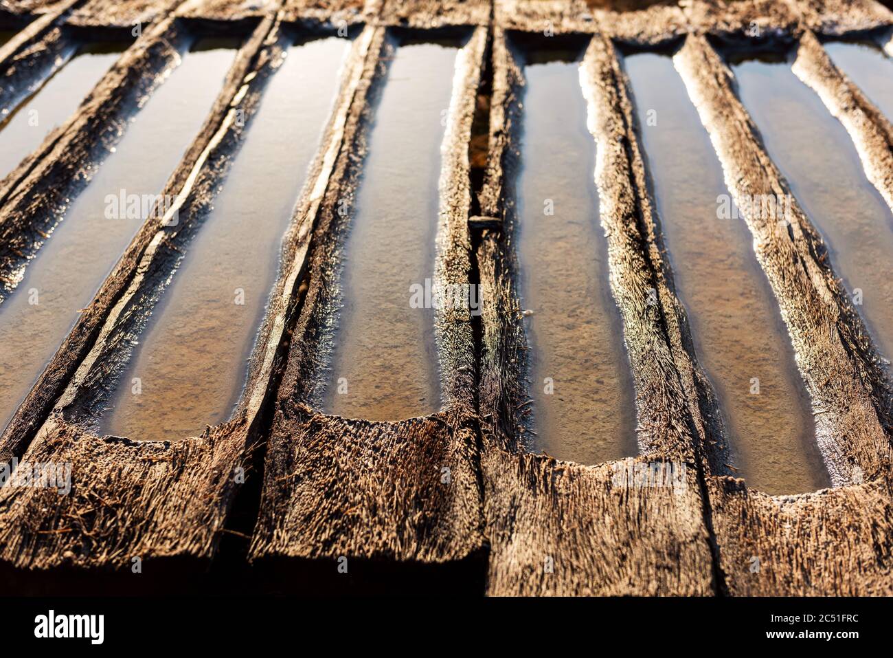 Sea Salt fabrique. Production de sel de mer à Bali, procédé. Processus de préparation du sel Banque D'Images