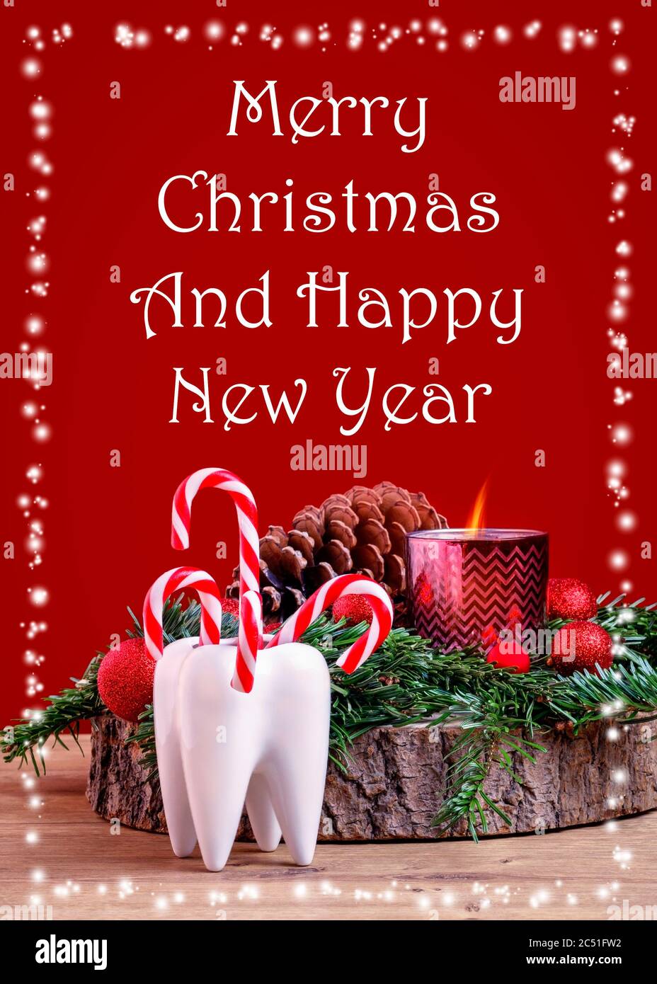 Dentiste Joyeux Noël et joyeux nouvel an carte de voeux chien en santé et composition de Noël contre fond rouge. Banque D'Images