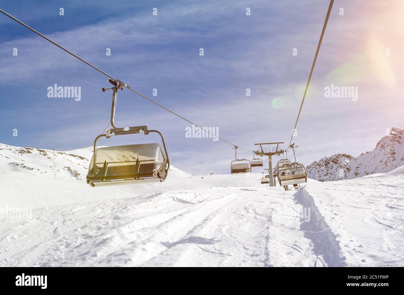 Télésiège dans une station de ski en hiver avec une superbe lentille Banque D'Images