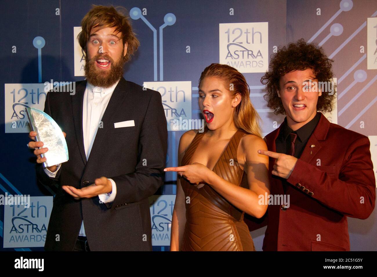 Lauréat du prix ASTRA 2014 pour le programme de musique le plus exceptionnel : The Riff (Channel [V]), L-R : Danny Clayton, Carissa Walford, Marty Smiley - Carri Banque D'Images