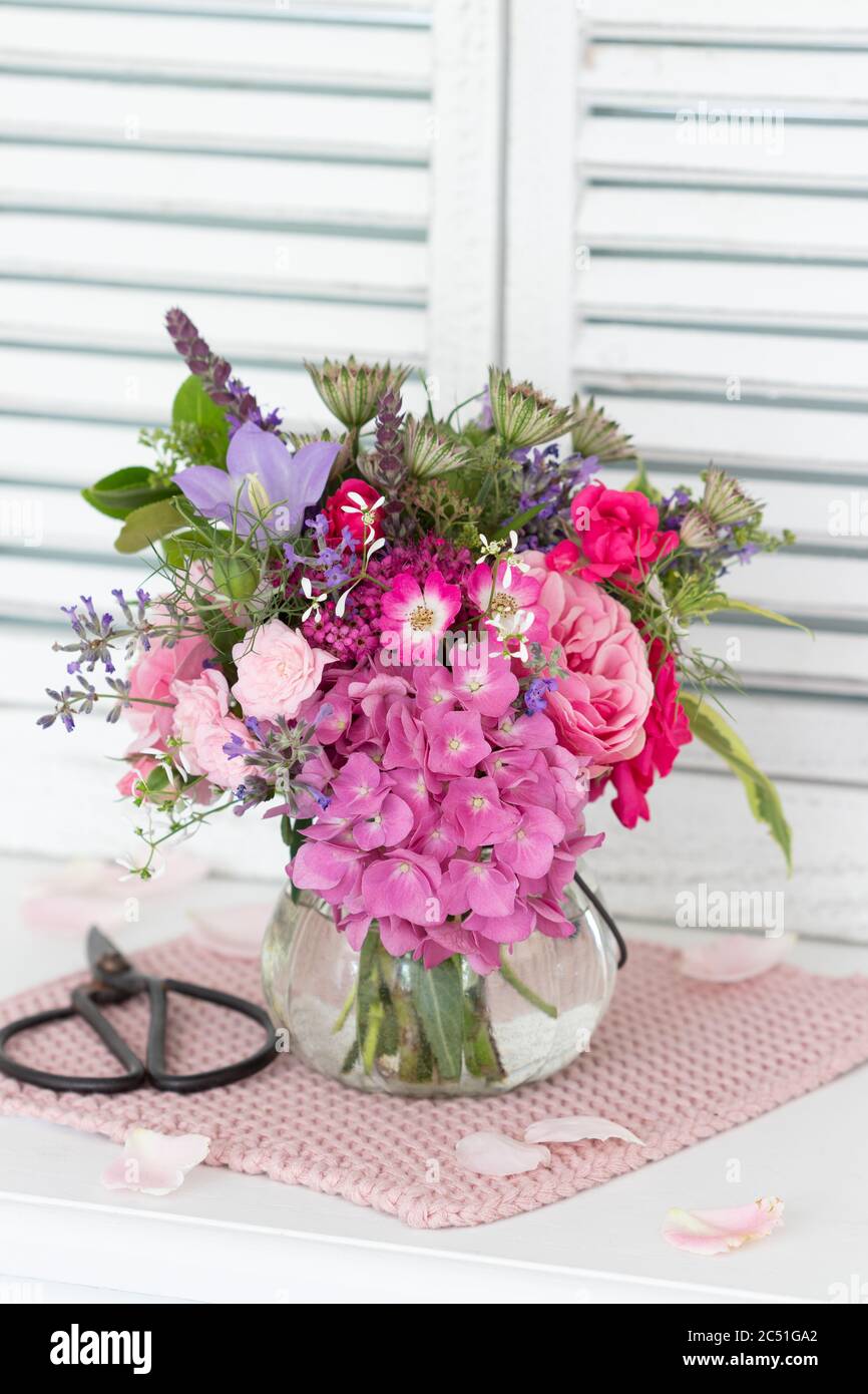 bouquet de fleurs d'été en rose dans un vase en verre Banque D'Images