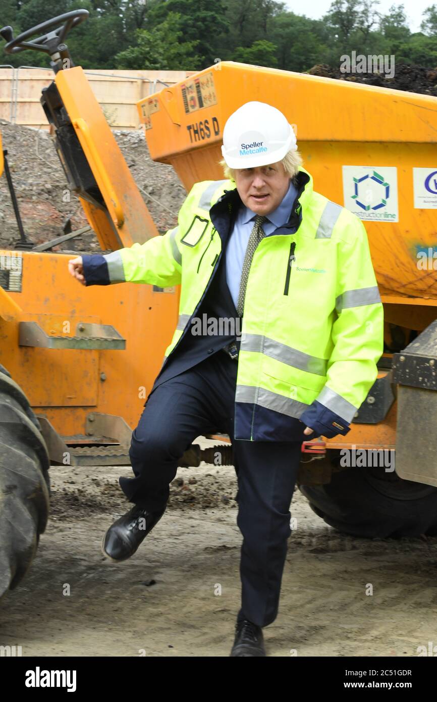 Le Premier ministre Boris Johnson lors d'une visite au site de construction de l'Institut de technologie de Dudley, Speller Metcalfe. M. Johnson devrait annoncer un « nouveau contrat » de plusieurs milliards de livres pour des projets d'infrastructure visant à stimuler la reprise de la nation après la pandémie du coronavirus. Banque D'Images