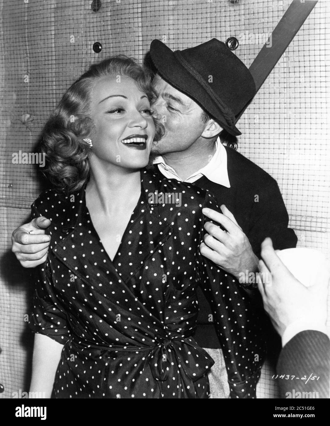 MARLENE DIETRICH et le directeur BILLY WILDER sur le site Candid pendant le tournage d'UNE AFFAIRE ÉTRANGÈRE 1948 Paramount Pictures Banque D'Images