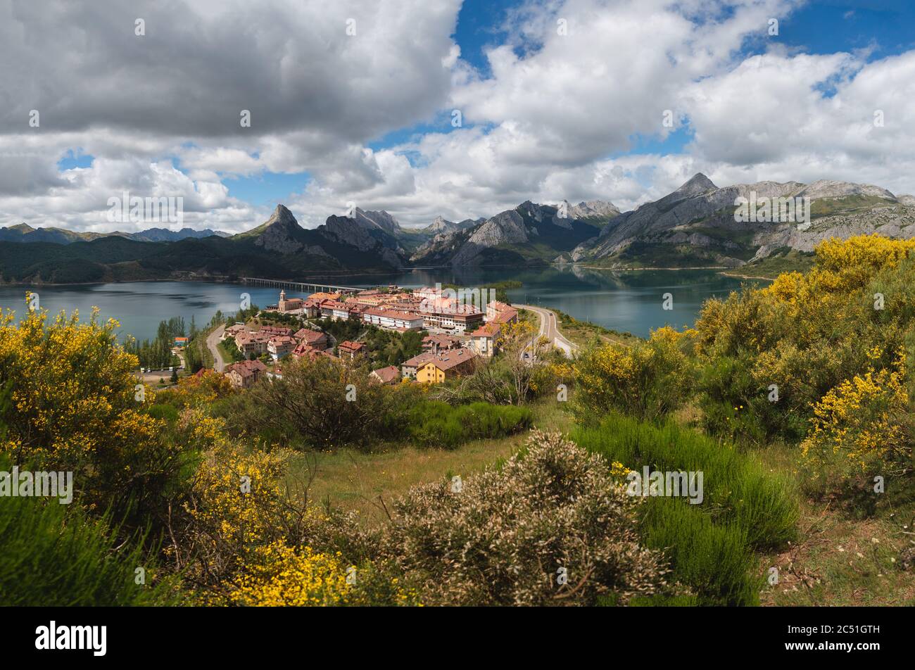 Vue panoramique sur la ville de Riaño, Leon, Espagne. Banque D'Images