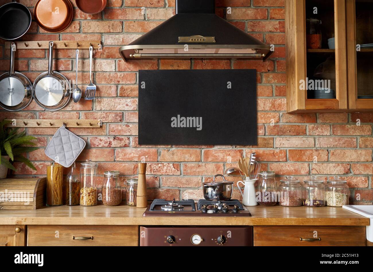 Maquette de tableau noir dans la cuisine intérieure. Fond panoramique avec ustensiles de cuisine. Banque D'Images