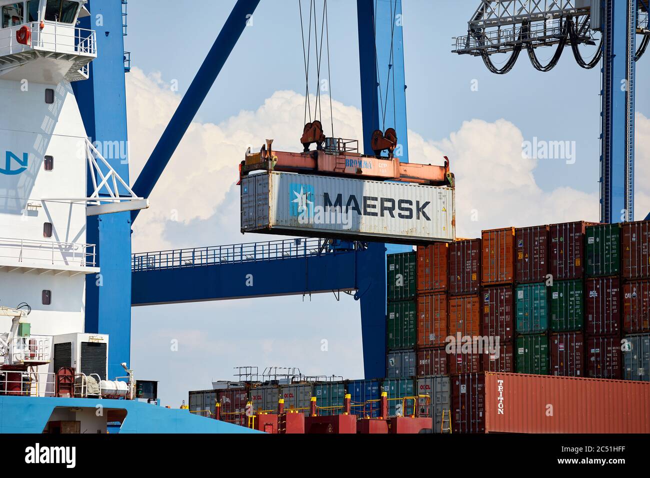 Conteneur d'expédition Maersk déchargé du navire par grue navire-terre; Copenhague, Danemark Banque D'Images