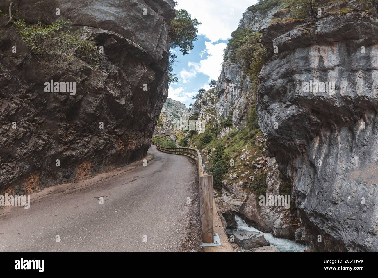 Route d'accès à la ville de Caïn, par la gorge de la rivière Cares. Banque D'Images
