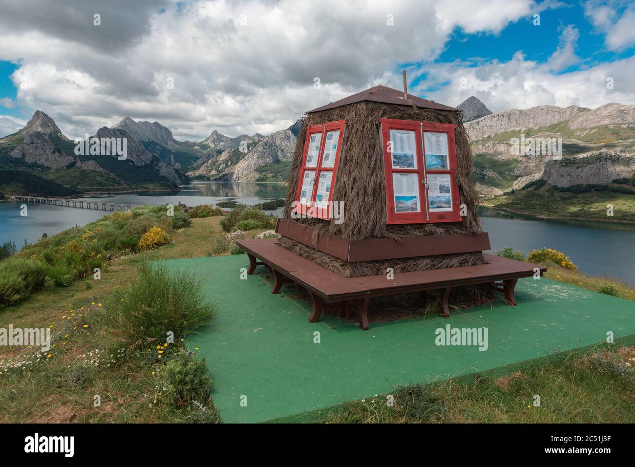 Riaño, Leon, Espagne-27 juin 2020: Mirador del Valcayo. De ce point, vous pouvez voir les limites du marais artificiel construit en 1987 et qui a inondé Banque D'Images