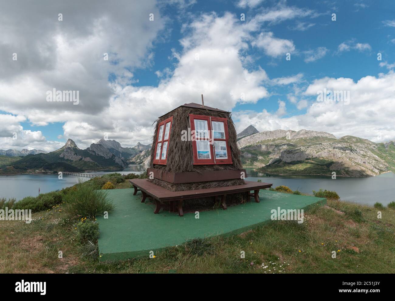 Riaño, Leon, Espagne-27 juin 2020: Mirador del Valcayo. De ce point, vous pouvez voir les limites du marais artificiel construit en 1987 et qui a inondé Banque D'Images