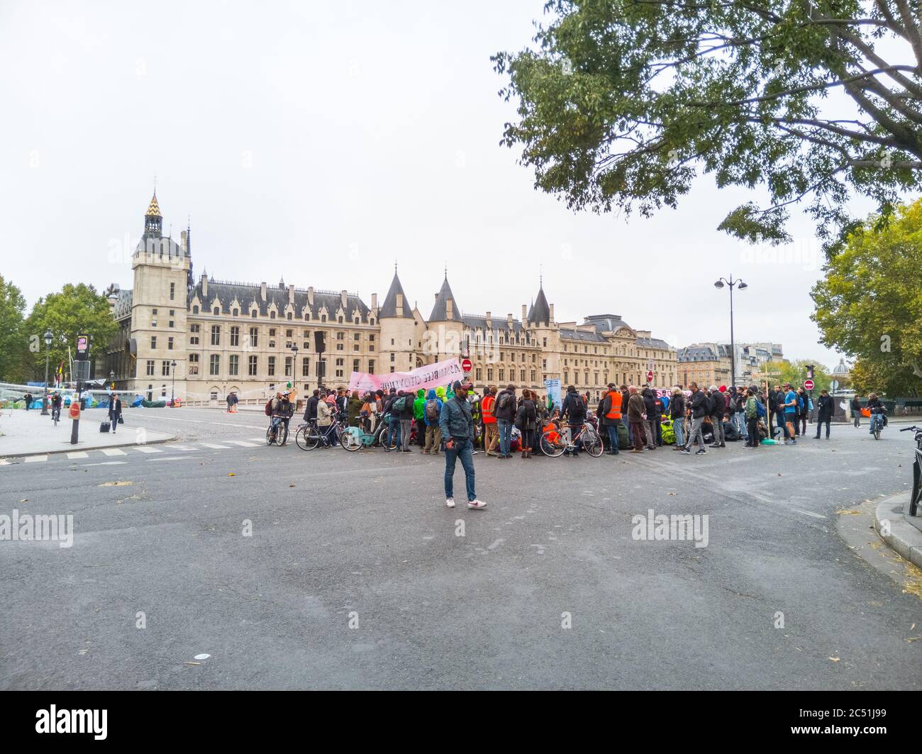 Manifestation de la rébellion de l'extinction (XR), place du Châtelet, Paris, France. Groupe de pression environnementale pour contraindre le gouvernement à agir sur la dégradation du climat Banque D'Images