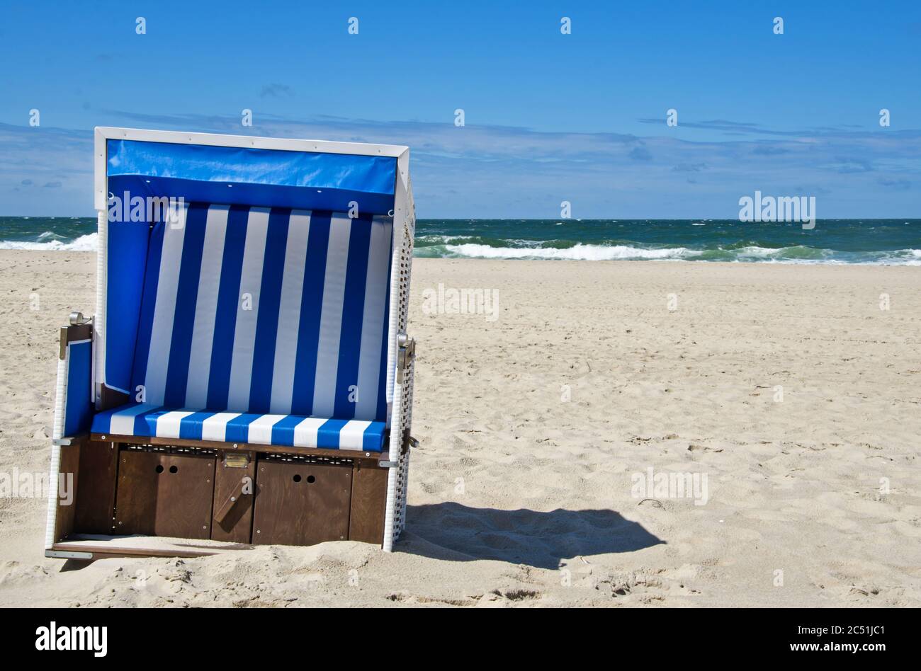 Chaise longue sur la plage dans le nord de l'Allemagne Banque D'Images