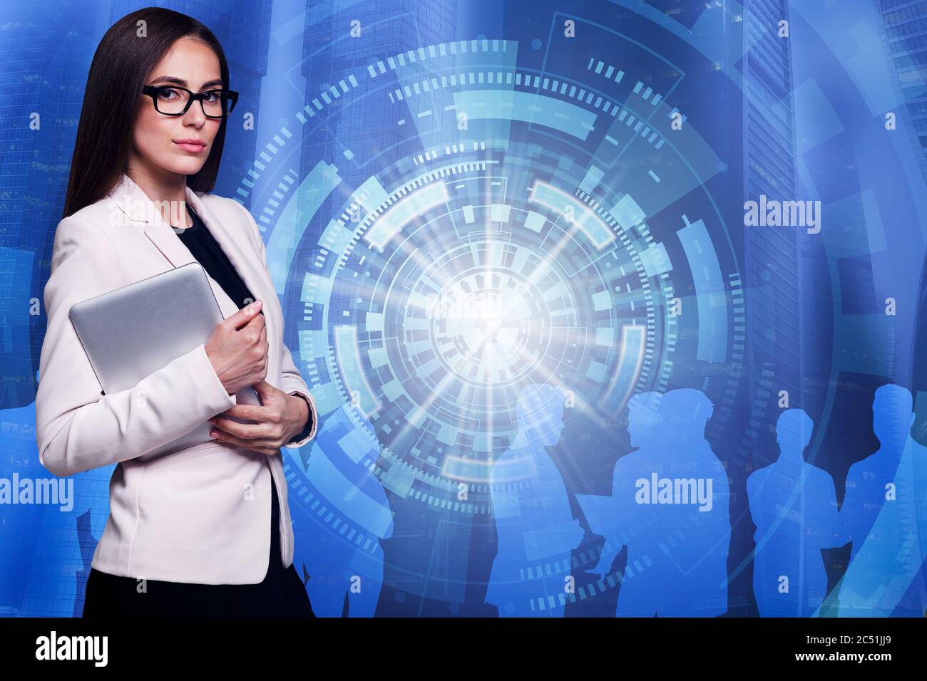 Femme d'affaires du millénaire tenant un ordinateur tablette, un collage avec des contours de personnes et une interface utilisateur sur écran virtuel Banque D'Images