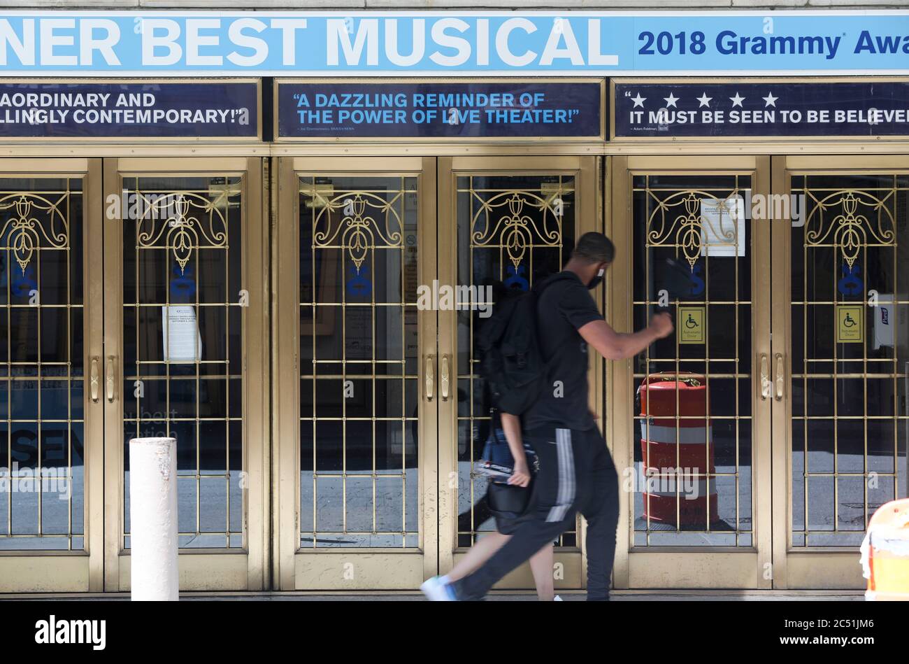 (200630) -- NEW YORK, le 30 juin 2020 (Xinhua) -- des piétons marchent devant un théâtre de Broadway fermé à New York, aux États-Unis, le 29 juin 2020. La Broadway League a annoncé lundi que les représentations de Broadway à New York seront suspendues jusqu'au reste de 2020 en raison de la COVID-19. Les théâtres de Broadway offrent maintenant des remboursements et des échanges pour les billets achetés pour toutes les représentations jusqu'au 3 janvier 2021. Les représentations de Broadway ont été suspendues le 12 mars 2020. (Xinhua/Wang Ying) Banque D'Images