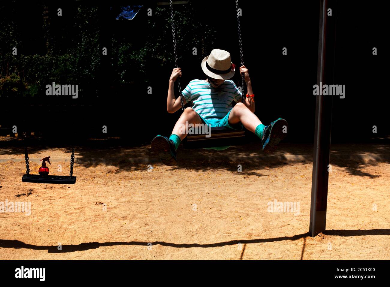Garçon sur swing, Barcelone, Espagne. Banque D'Images