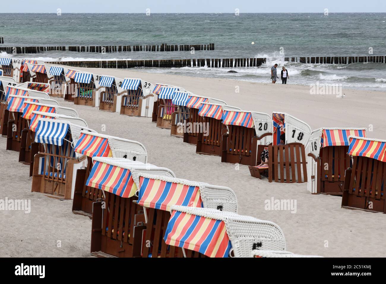 30 juin 2020, Mecklembourg-Poméranie occidentale, Kühlungsborn: Nuages, vent et températures en dessous de 20 degrés Celsius font pour des chaises de plage vides, et seulement quelques personnes vont pour des promenades. Dans Mecklembourg-Poméranie-Occidentale, il sera principalement nuageux et humide dans les prochains jours. Sur la côte il y a des averses de pluie encore et encore pendant la journée. Photo: Bernd Wüstneck/dpa-Zentralbild/dpa Banque D'Images