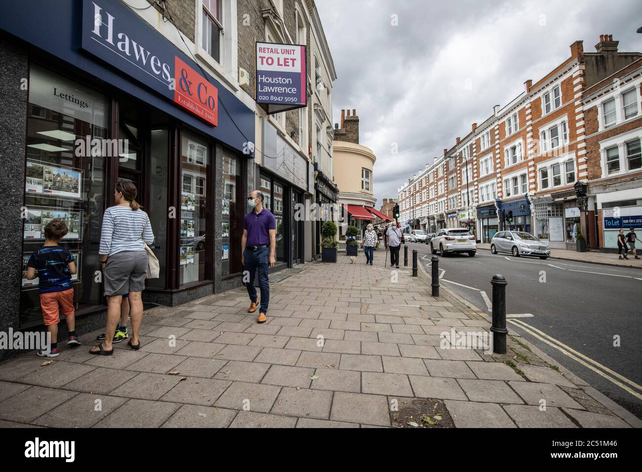 Village de Wimbledon exceptionnellement calme le jour d'ouverture du tournoi de tennis Tournoi 2020 de Wimbledon, la région pourrait subir une perte économique de 100 £. Banque D'Images