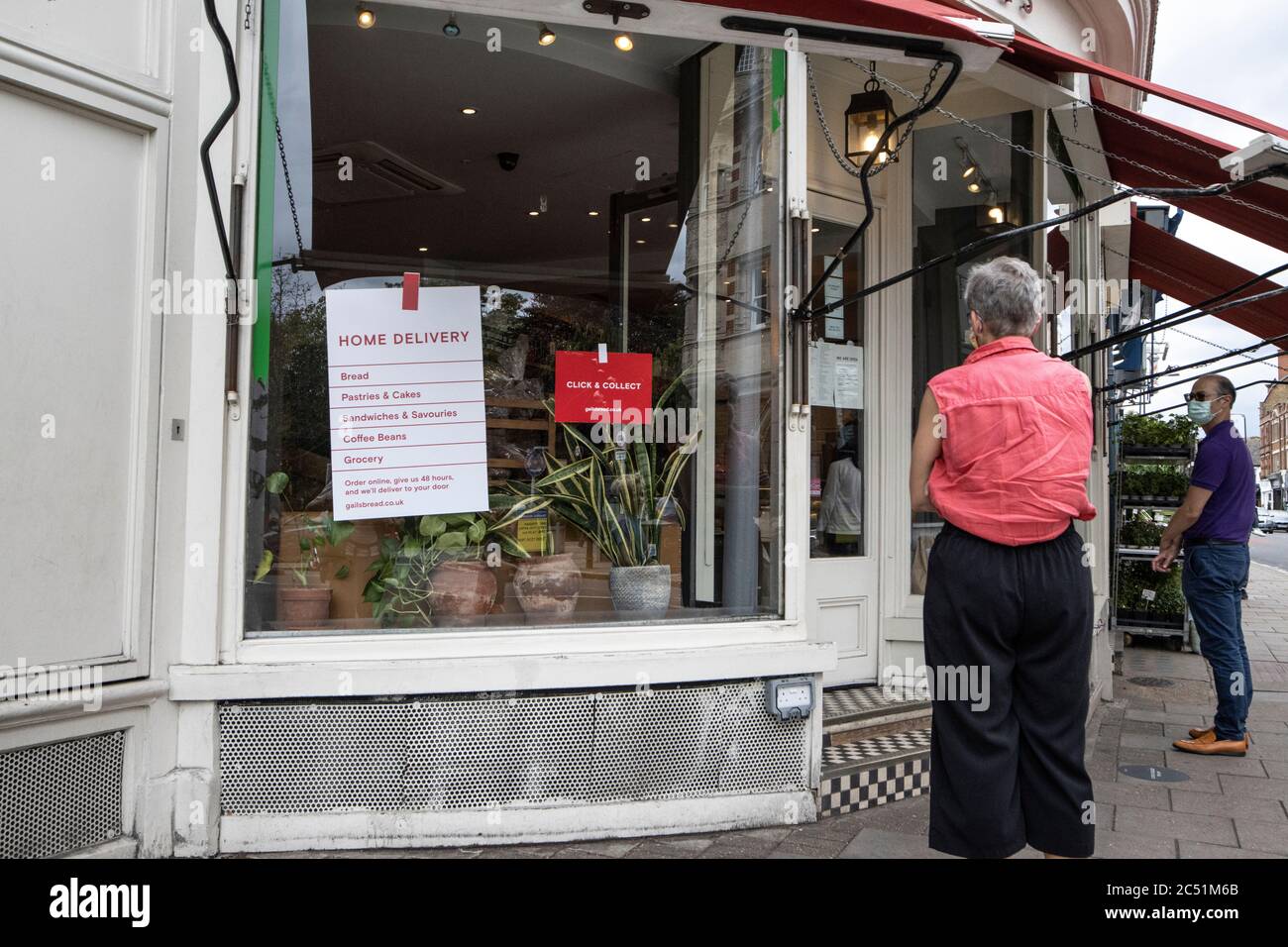 Village de Wimbledon exceptionnellement calme le jour d'ouverture du tournoi de tennis Tournoi 2020 de Wimbledon, la région pourrait subir une perte économique de 100 £. Banque D'Images