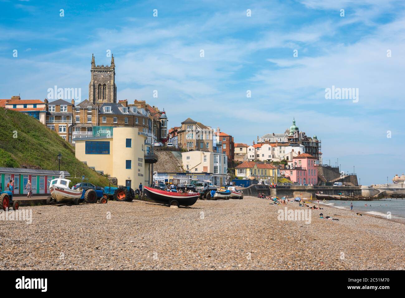 Cromer Norfolk UK, vue en été des personnes qui bronzer sur la plage à Cromer sur la côte de Norfolk, Royaume-Uni. Banque D'Images