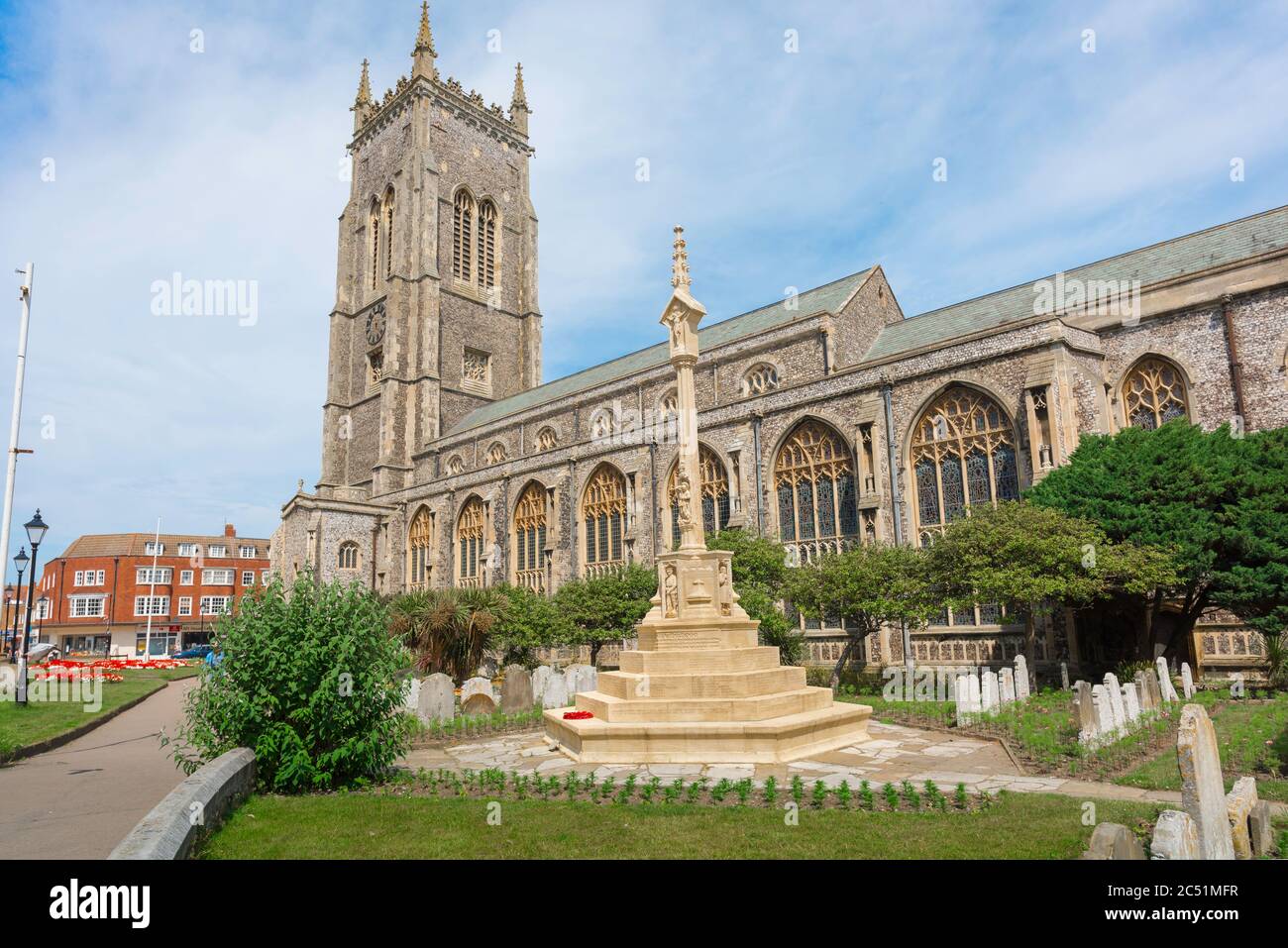 Église de Cromer Norfolk, vue sur l'église paroissiale de St Peter et St Paul et son cénotaphe de chantier naval dans la ville côtière de Cromer, Angleterre, Royaume-Uni, au nord de Norfolk Banque D'Images