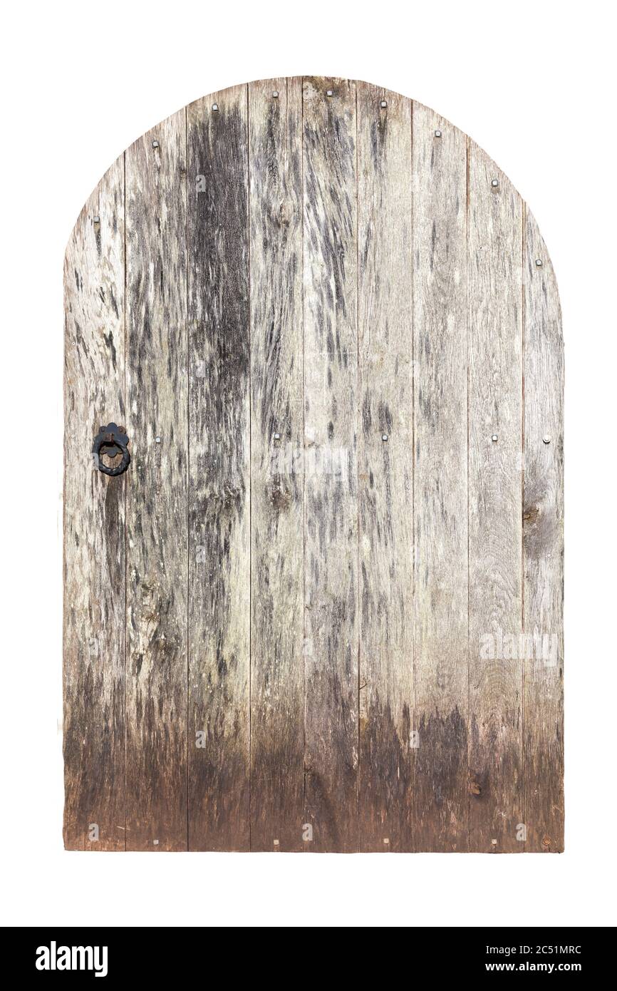 Ancienne porte en bois rustique et en chêne abîmé et isolée sur fond blanc Banque D'Images