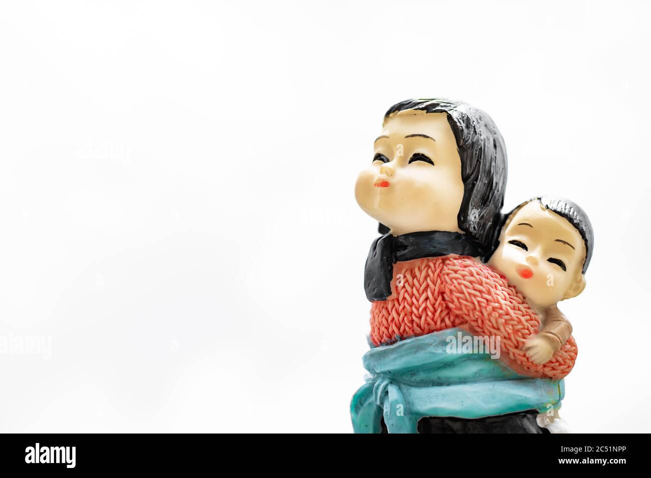 Concept de maternité. Figurine de mère coréenne avec bébé fils. Banque D'Images