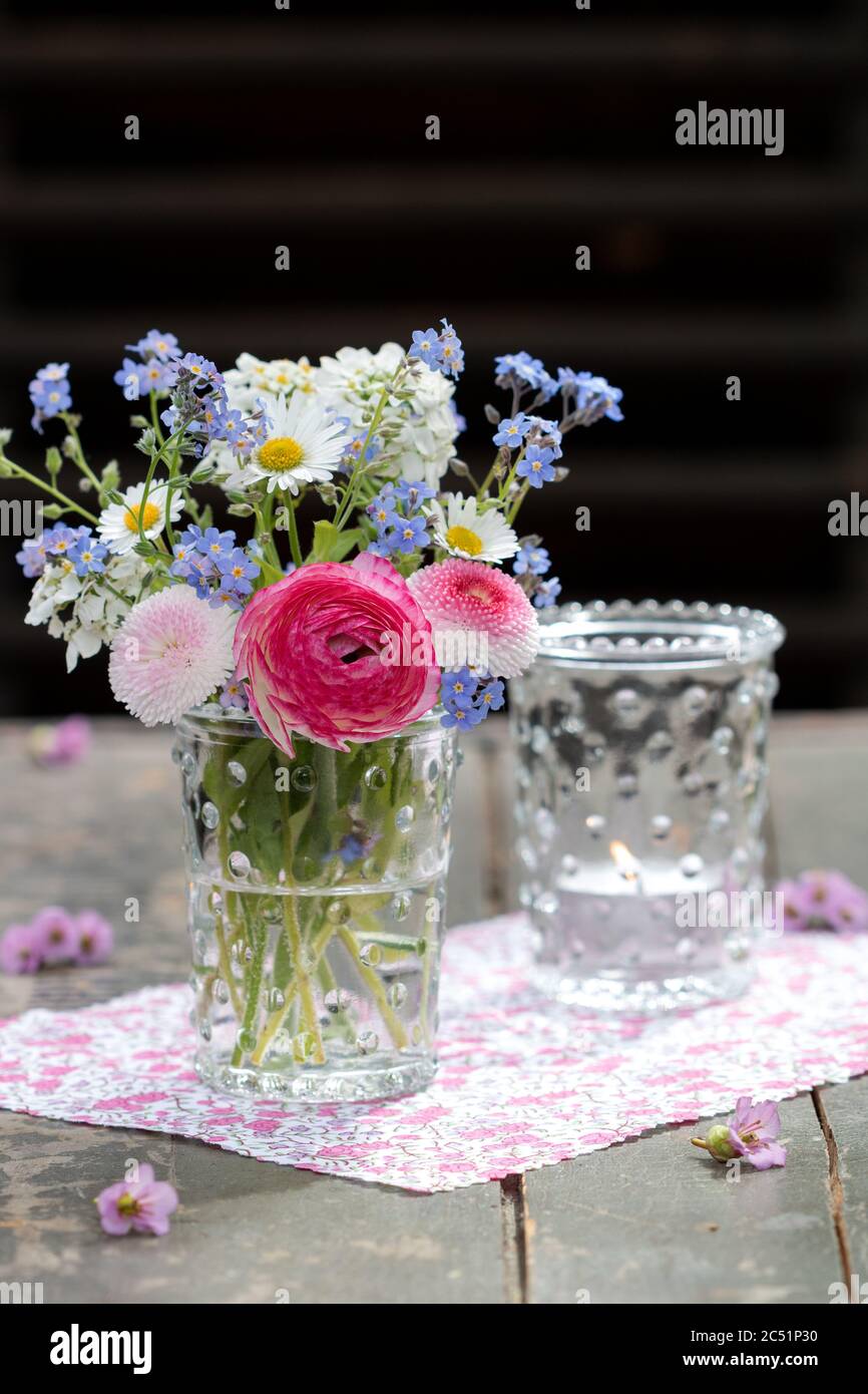 bouquet de fleurs printanières dans des tons pastel dans un vase en verre Banque D'Images