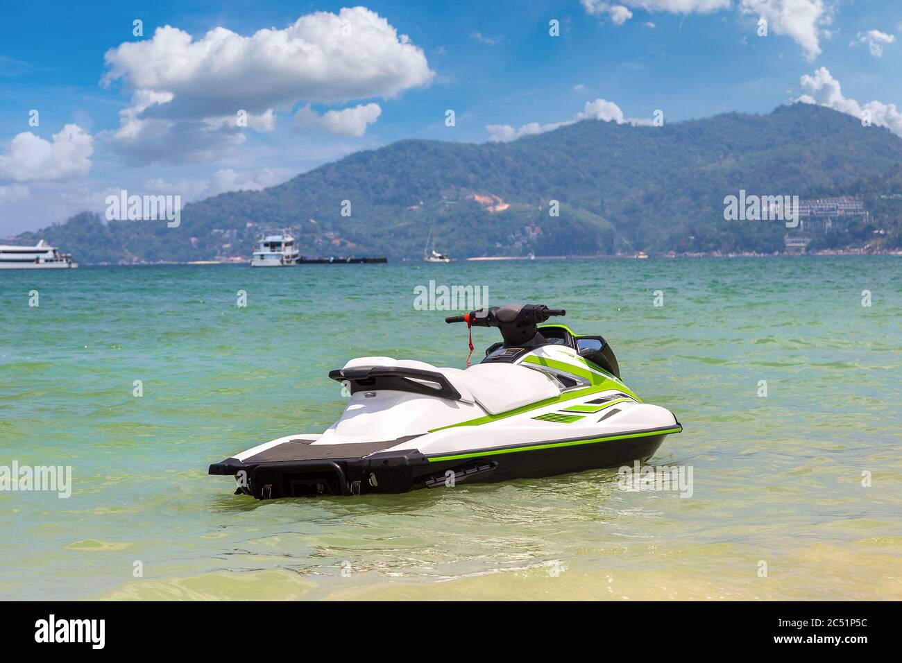Jet ski sur la plage de Patong et la mer d'Andaman sur Phuket en Thaïlande  en une journée d'été Photo Stock - Alamy