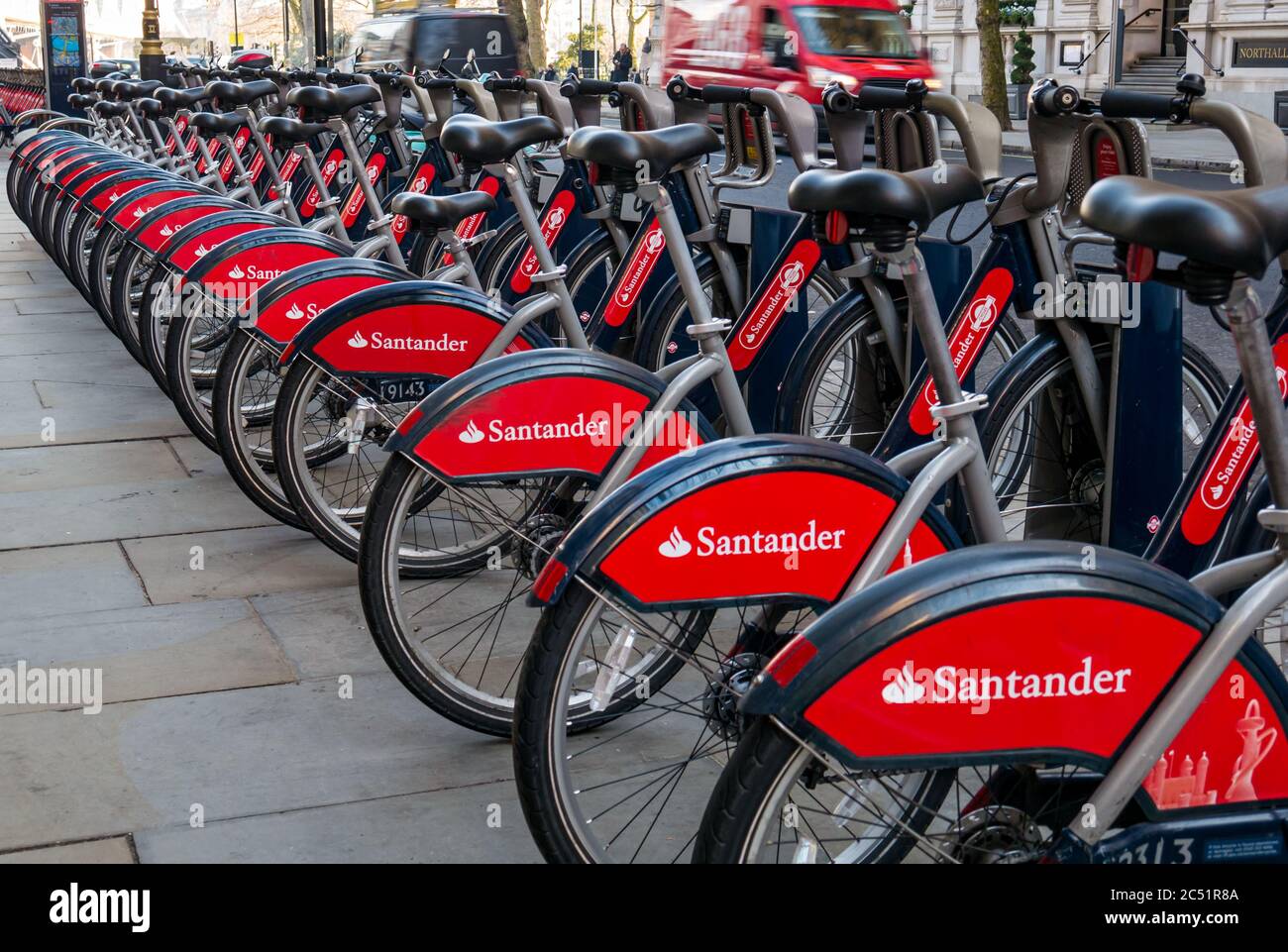 Santander location de vélos dans un stand de vélo, Londres, Angleterre, Royaume-Uni Banque D'Images