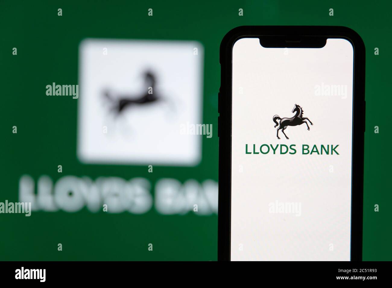 LONDRES, Royaume-Uni - juin 2020 : logo de banque financière Lloyds sur un smartphone Banque D'Images