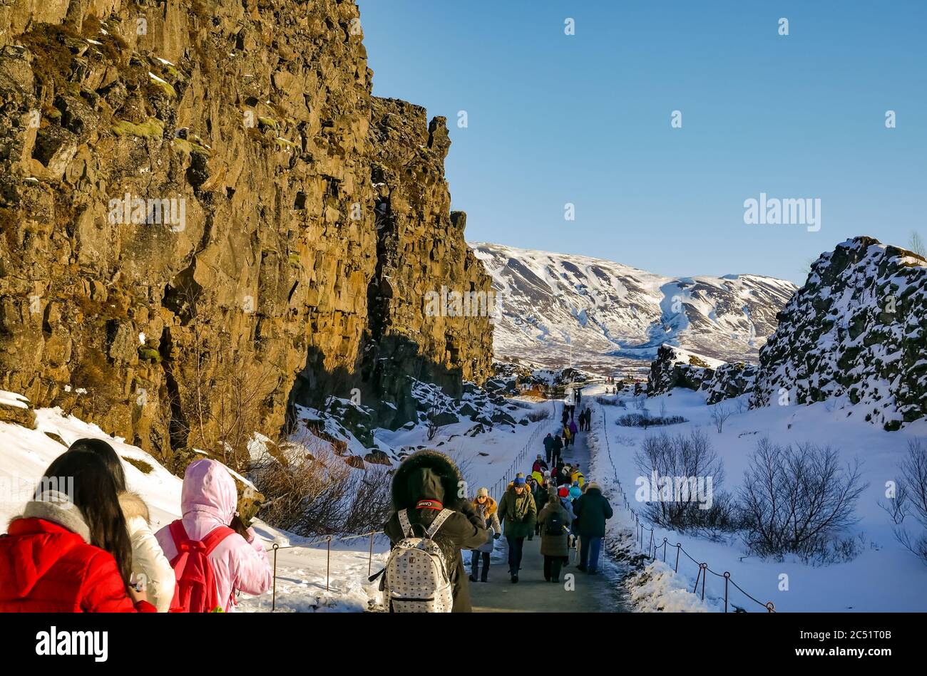 Touristes dans la crête du milieu-Atlantique plaque frontière de faille gorge avec les touristes en hiver, cercle d'or, Islande Banque D'Images