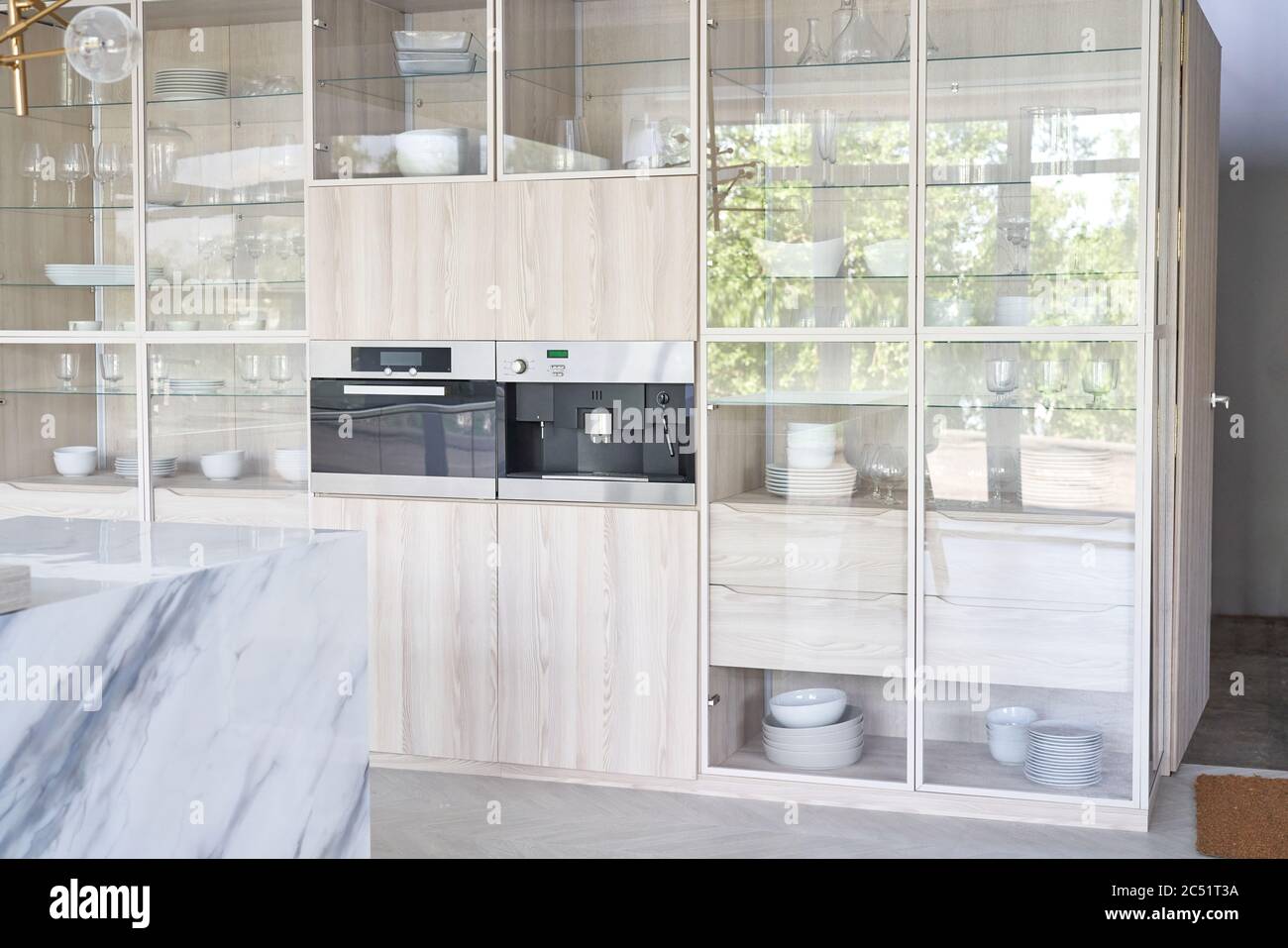 Cuisine armoire blanche avec ustensiles de cuisine et cuisinière. Intérieur de cuisine clair. Banque D'Images