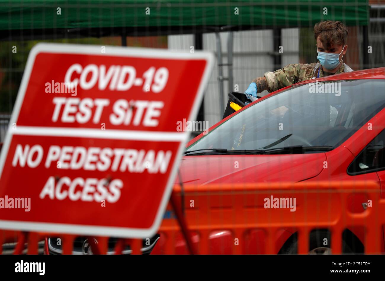 Leicester, Leicestershire, Royaume-Uni. 30 juin 2020. Un militaire passe un test Covid-19 à un conducteur après que le gouvernement a imposé le premier confinement local du coronavirus UkÕs. Le secrétaire à la Santé Matt Hancock a déclaré que la ville de Òthe avait 10% de tous les cas positifs de Covid-19 dans le pays au cours de la semaine dernière. Credit Darren Staples/Alay Live News. Banque D'Images