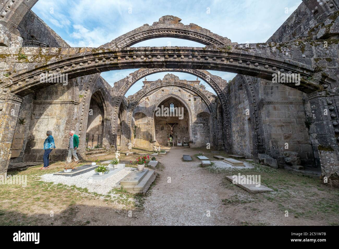 Pontevedra, Espagne - 18 août 2019 : touristes visitant Santa Mariña de Dozo à Cambados, Espagne. Ruines d'une église gothique construite au XVe siècle Banque D'Images
