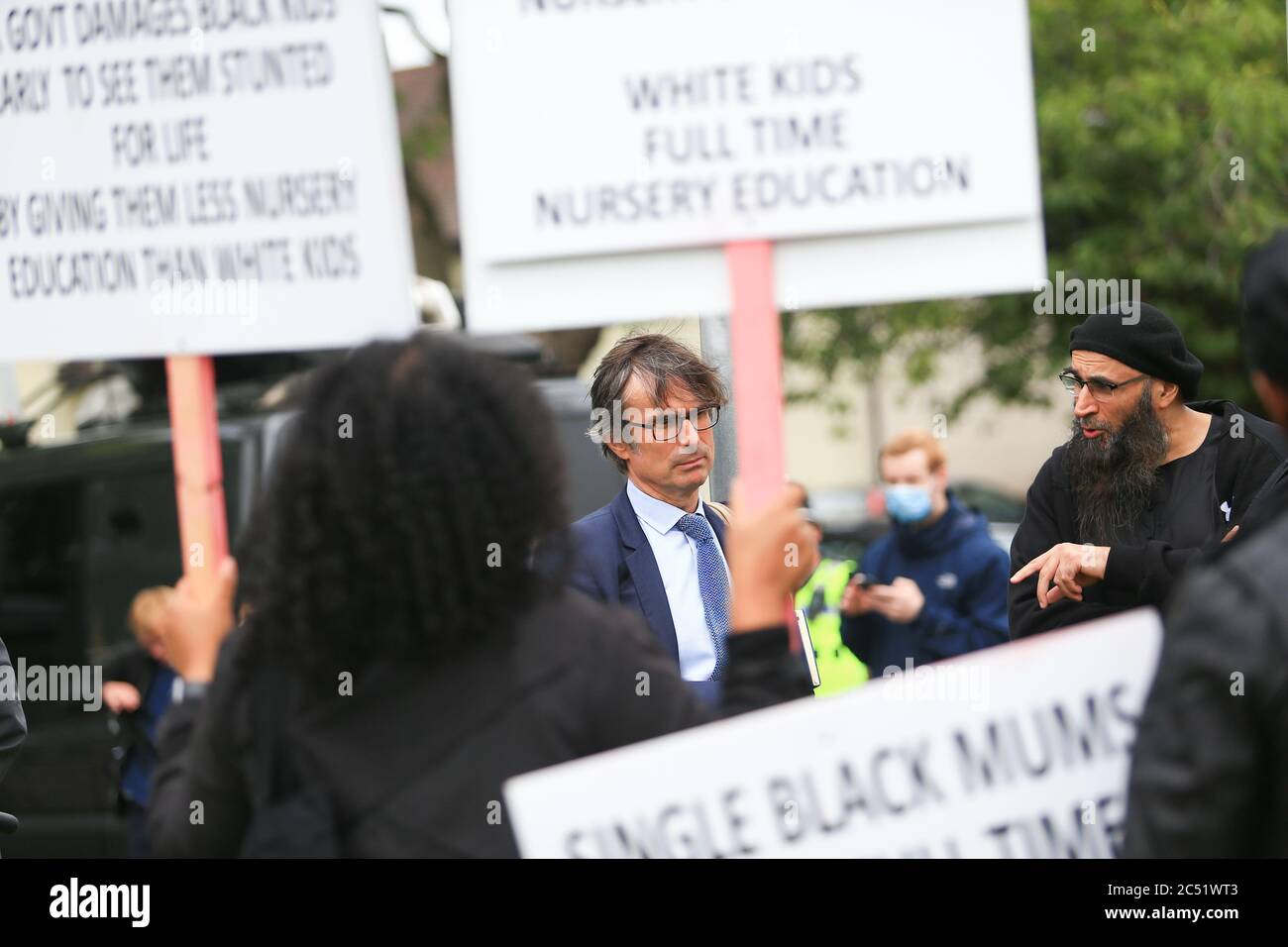 Dudley, West Midlands, Royaume-Uni. 30 juin 2020. Alors que le Premier ministre Boris Johnson prononçait un discours à Dudley, une poignée de manifestants à l’extérieur de l’université dans laquelle il parlait ont organisé des pancartes réclamant des garderies à temps plein pour enfants noirs. Crédit : Peter Lophan/Alay Live News Banque D'Images