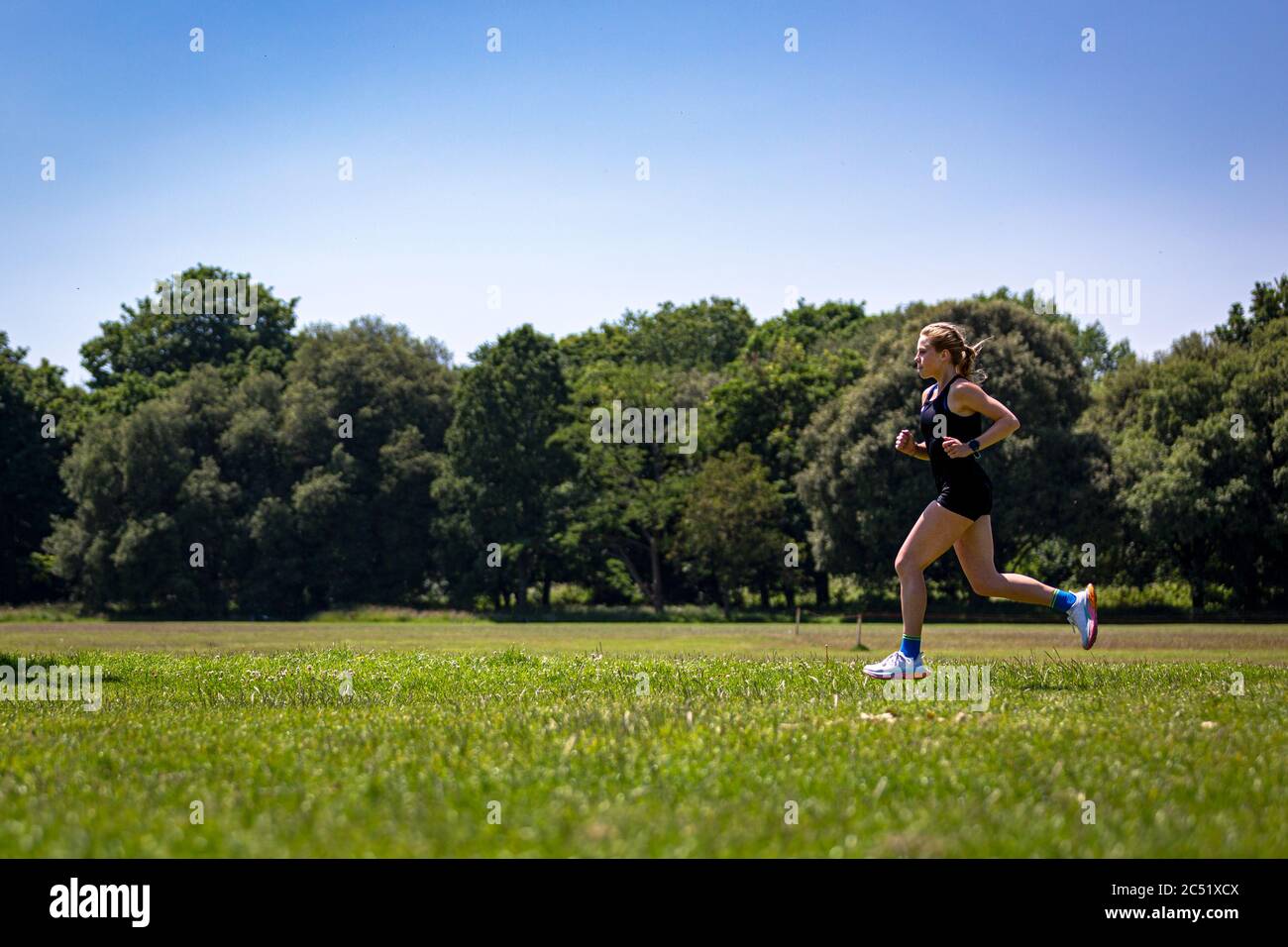 CARDIFF, ROYAUME-UNI. 24 juin 2020. L'athlète HokaOneOne et la athlète de Grande-Bretagne Jenny Nesbitt s'entraîne à Bute Park, Cardiff, pays de Galles. Photo de Matthew Lofthouse Banque D'Images